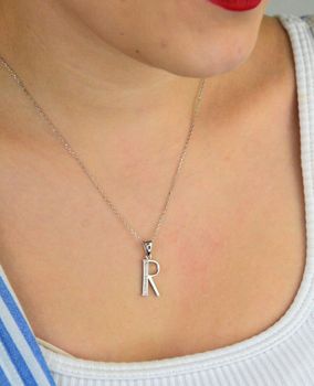 Zawieszka srebrna 925 – literka R zdobiona cyrkoniami. Wymiary 2,5x0,9 cm, waga 1,39 g. Subtelna i elegancka biżuteria personalizowana – idealna na prezent (5).JPG