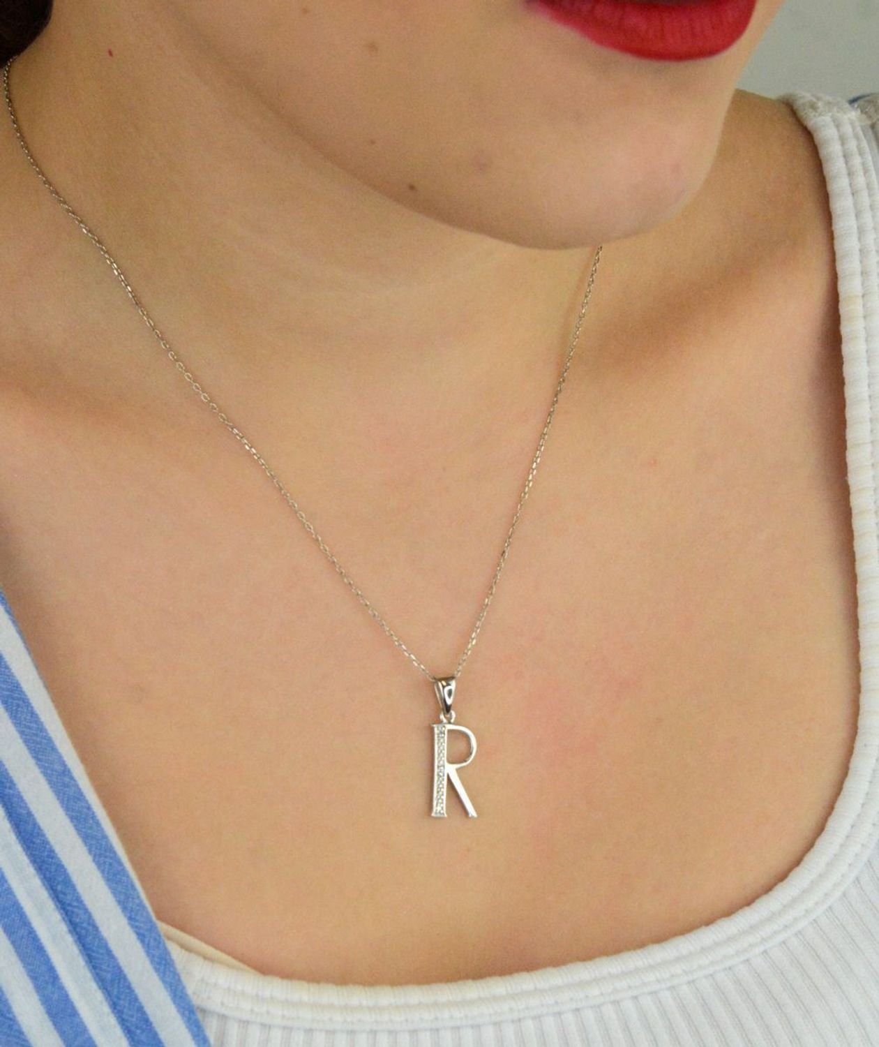 Zawieszka srebrna 925 – literka R zdobiona cyrkoniami. Wymiary 2,5x0,9 cm, waga 1,39 g. Subtelna i elegancka biżuteria personalizowana – idealna na prezent.1.jpg