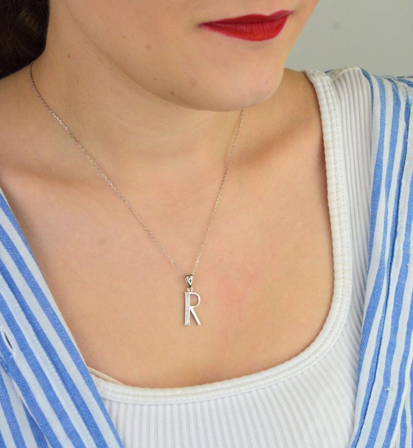 Zawieszka srebrna 925 – literka R zdobiona cyrkoniami. Wymiary 2,5x0,9 cm, waga 1,39 g. Subtelna i elegancka biżuteria personalizowana – idealna na prezent.1.jpg