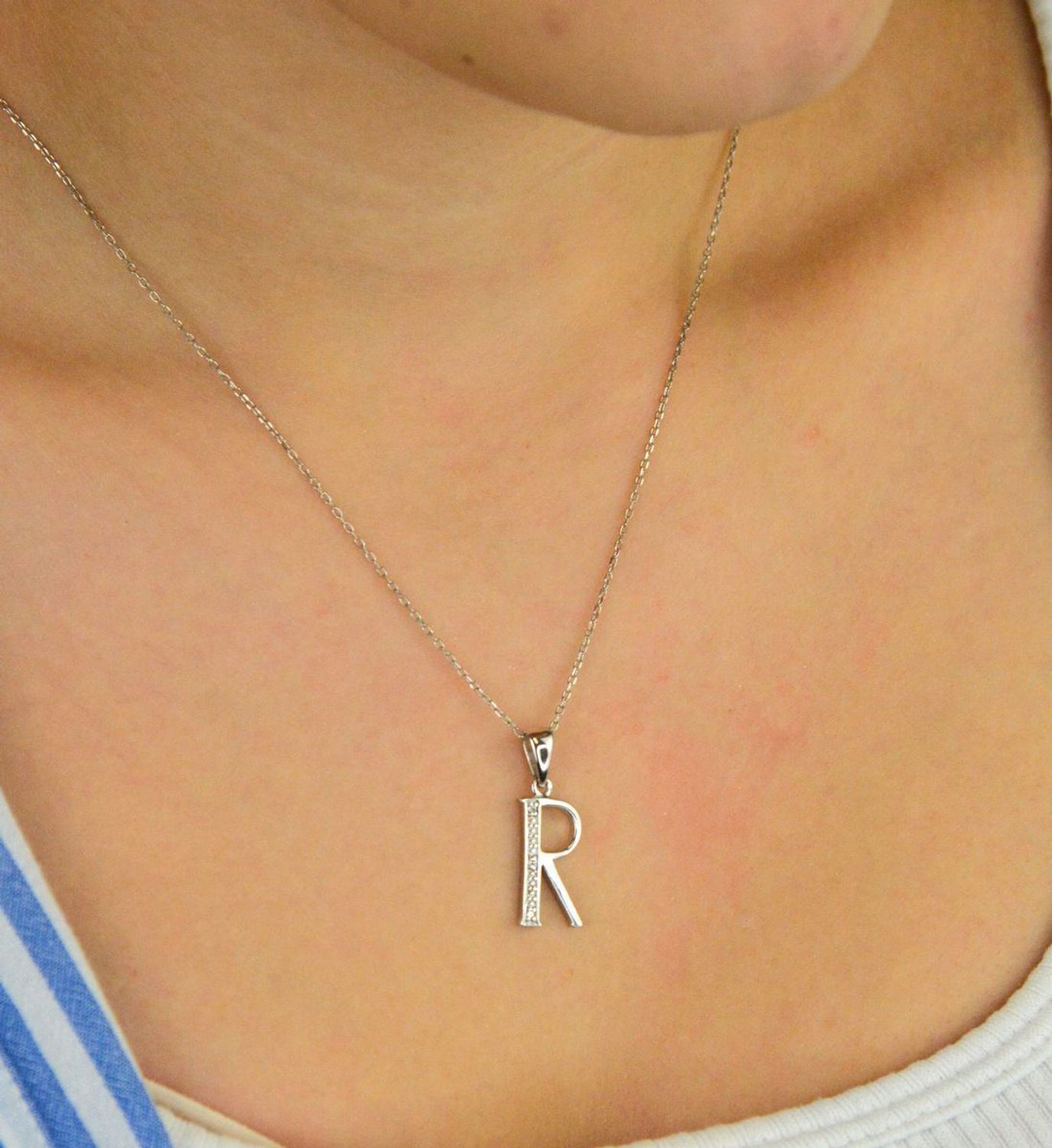 Zawieszka srebrna 925 – literka R zdobiona cyrkoniami. Wymiary 2,5x0,9 cm, waga 1,39 g. Subtelna i elegancka biżuteria personalizowana – idealna na prezent.1.jpg