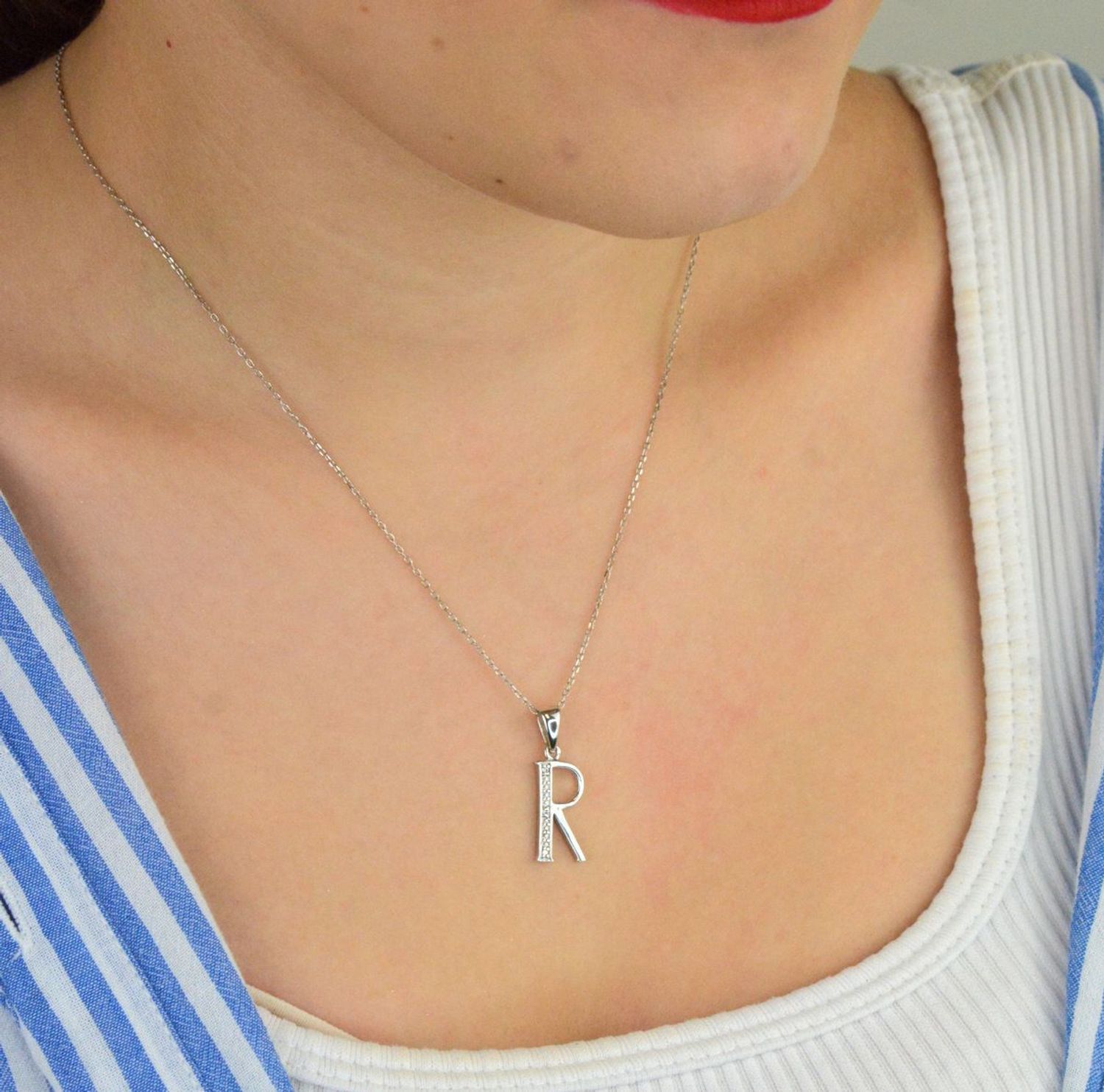 Zawieszka srebrna 925 – literka R zdobiona cyrkoniami. Wymiary 2,5x0,9 cm, waga 1,39 g. Subtelna i elegancka biżuteria personalizowana – idealna na prezent.1.jpg