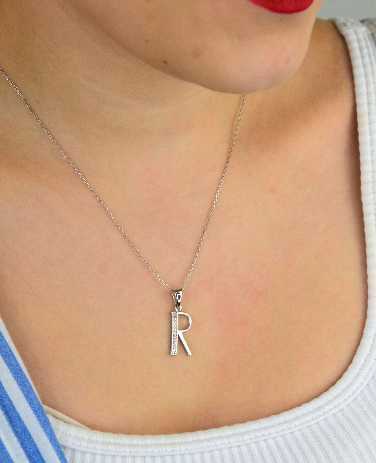 Zawieszka srebrna 925 – literka R zdobiona cyrkoniami. Wymiary 2,5x0,9 cm, waga 1,39 g. Subtelna i elegancka biżuteria personalizowana – idealna na prezent.1.jpg