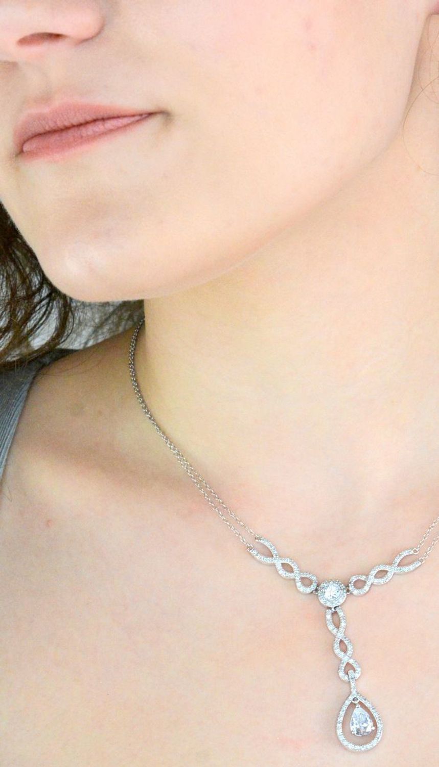 Srebrny naszyjnik damski 925 Ślubna Kolia z cyrkoniami AP012-2051. Naszyjnik typu krawatka. Naszyjnik został stworzony dla odważnych i pewnych siebie kobiet.1.jpg