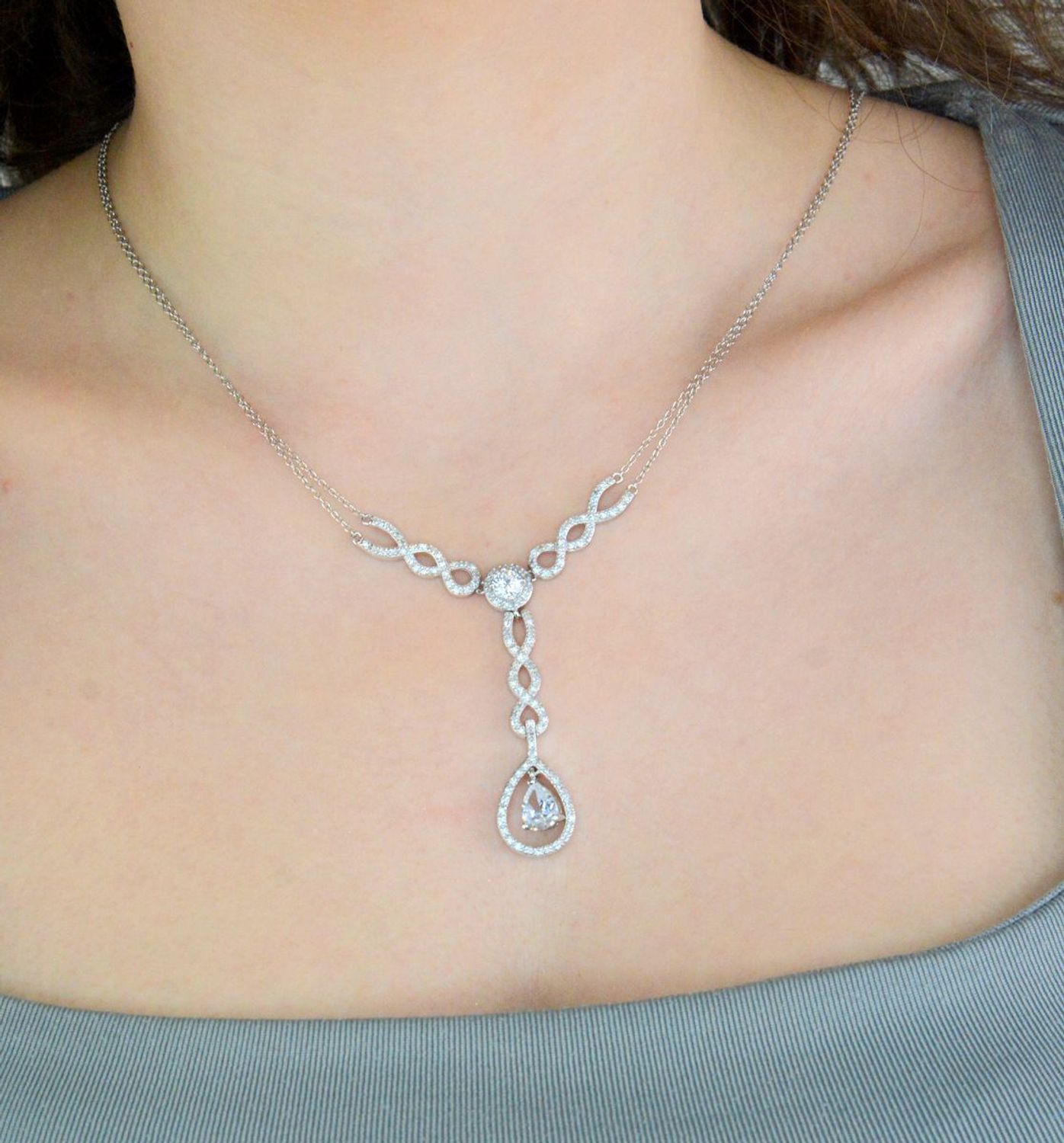 Srebrny naszyjnik damski 925 Ślubna Kolia z cyrkoniami AP012-2051. Naszyjnik typu krawatka. Naszyjnik został stworzony dla odważnych i pewnych siebie kobiet.1.jpg