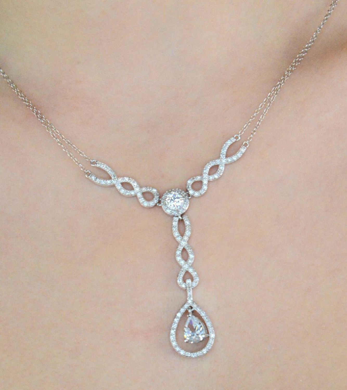 Srebrny naszyjnik damski 925 Ślubna Kolia z cyrkoniami AP012-2051. Naszyjnik typu krawatka. Naszyjnik został stworzony dla odważnych i pewnych siebie kobiet.1.jpg