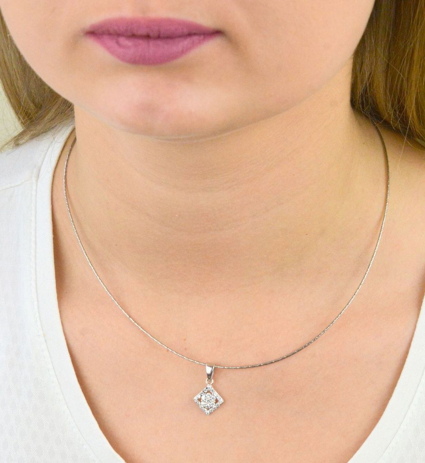 Zawieszka srebrna 925 'Kwiat z cyrkonii' AP012-2309. Srebrna zawieszka w kształcie rombu ozdobiona białą cyrkonią z motywem kwiatka. Na prezent. Elegancka zawieszka. Naszyjnik wieczorowy..jpg