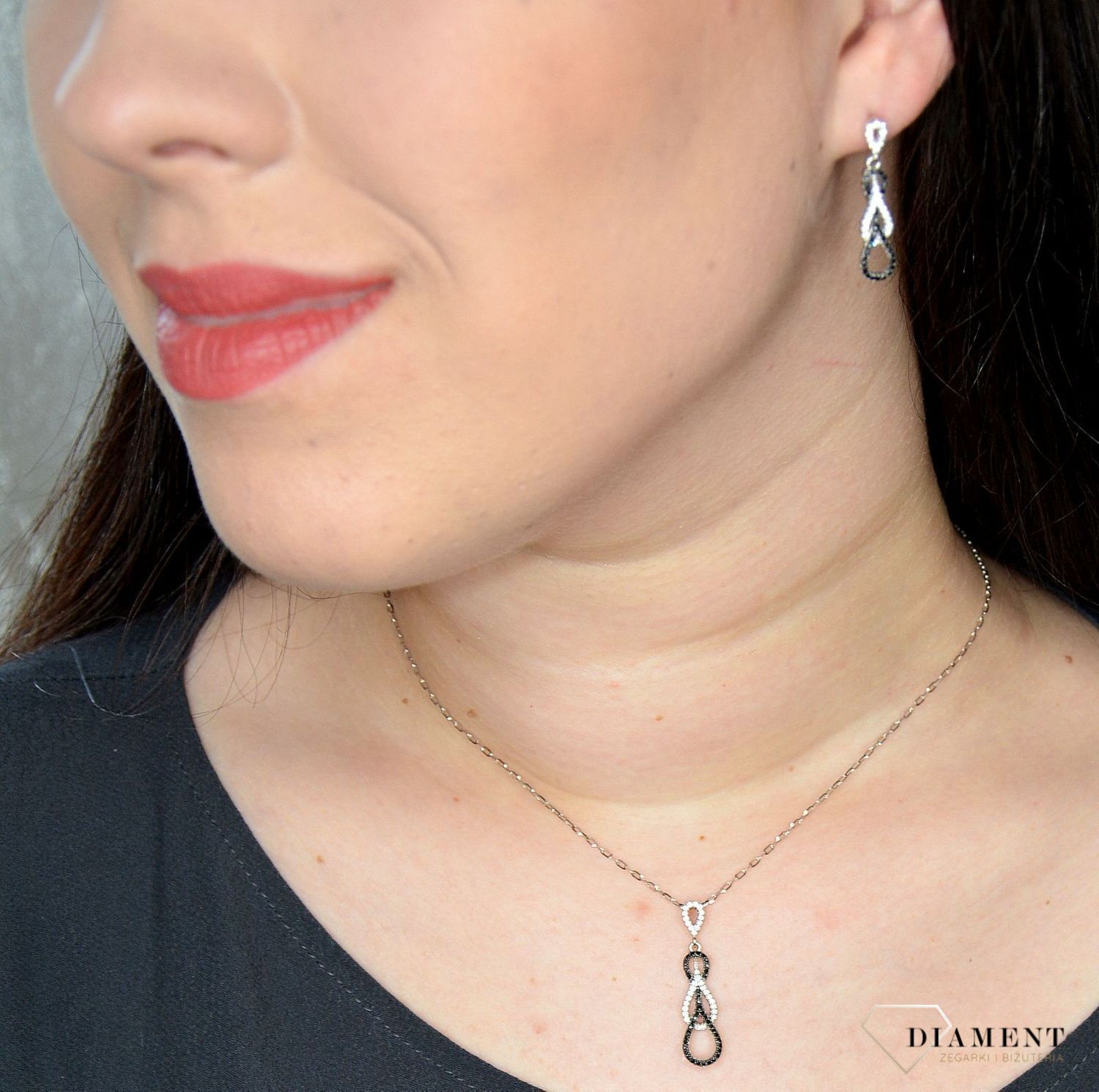 Srebrne wiszące kolczyki cyrkonie białe i czarne AP012-2433.jpg