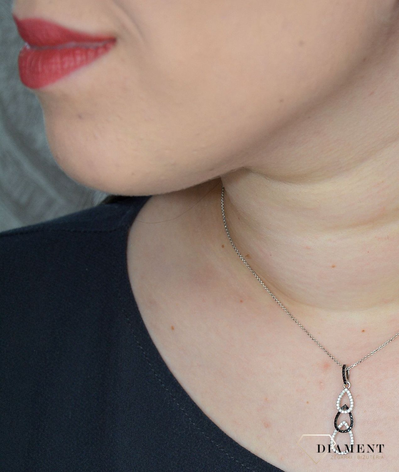 Srebrna zawieszka łezki z białymi i czarnymi cyrkoniami AP012-2437.jpg