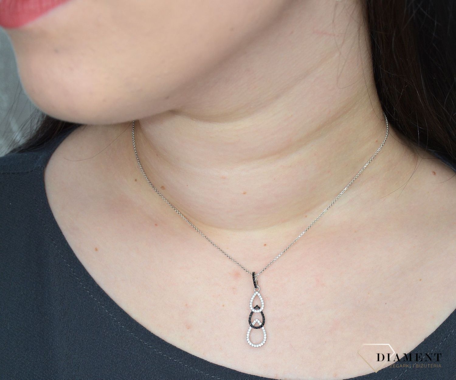 Srebrna zawieszka łezki z białymi i czarnymi cyrkoniami AP012-2437.jpg