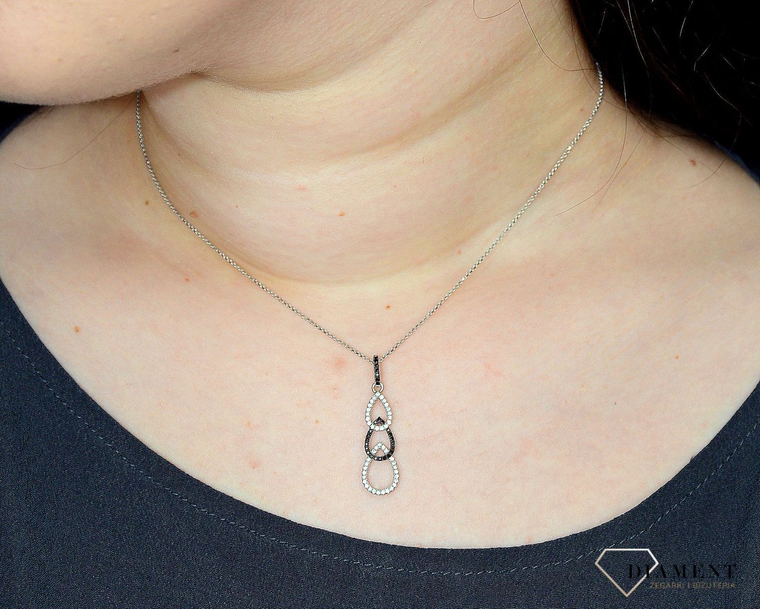 Srebrna zawieszka łezki z białymi i czarnymi cyrkoniami AP012-2437.jpg