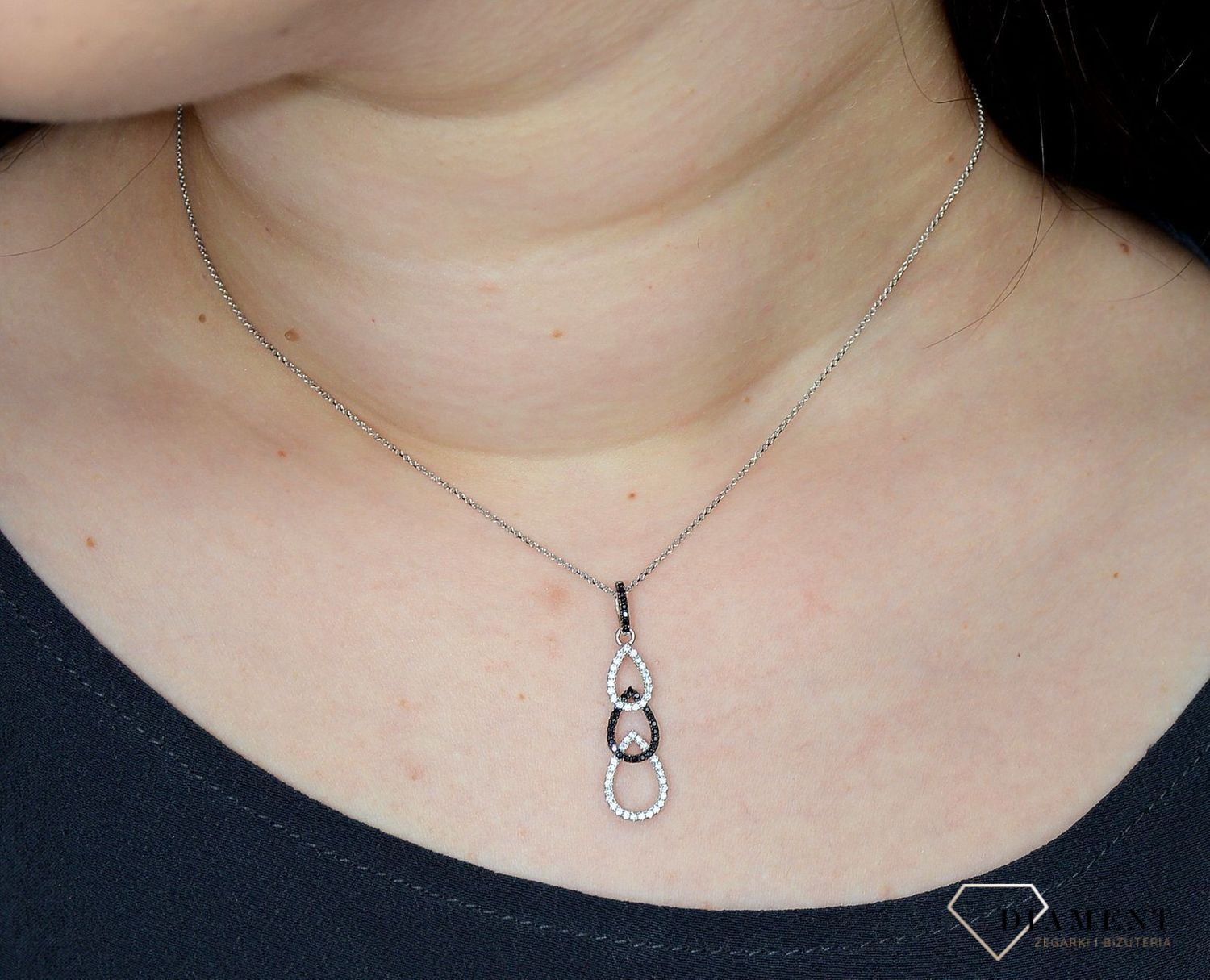 Srebrna zawieszka łezki z białymi i czarnymi cyrkoniami AP012-2437.jpg