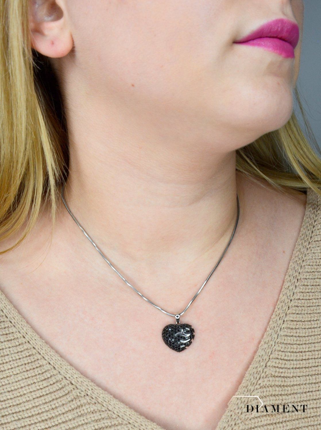 Srebrna zawieszka 925 czarne serce z ozdobnym wzorem AP012-2620. Srebrna zawieszka w kształcie serca ozdobiona czarną cyrkonią.jpg