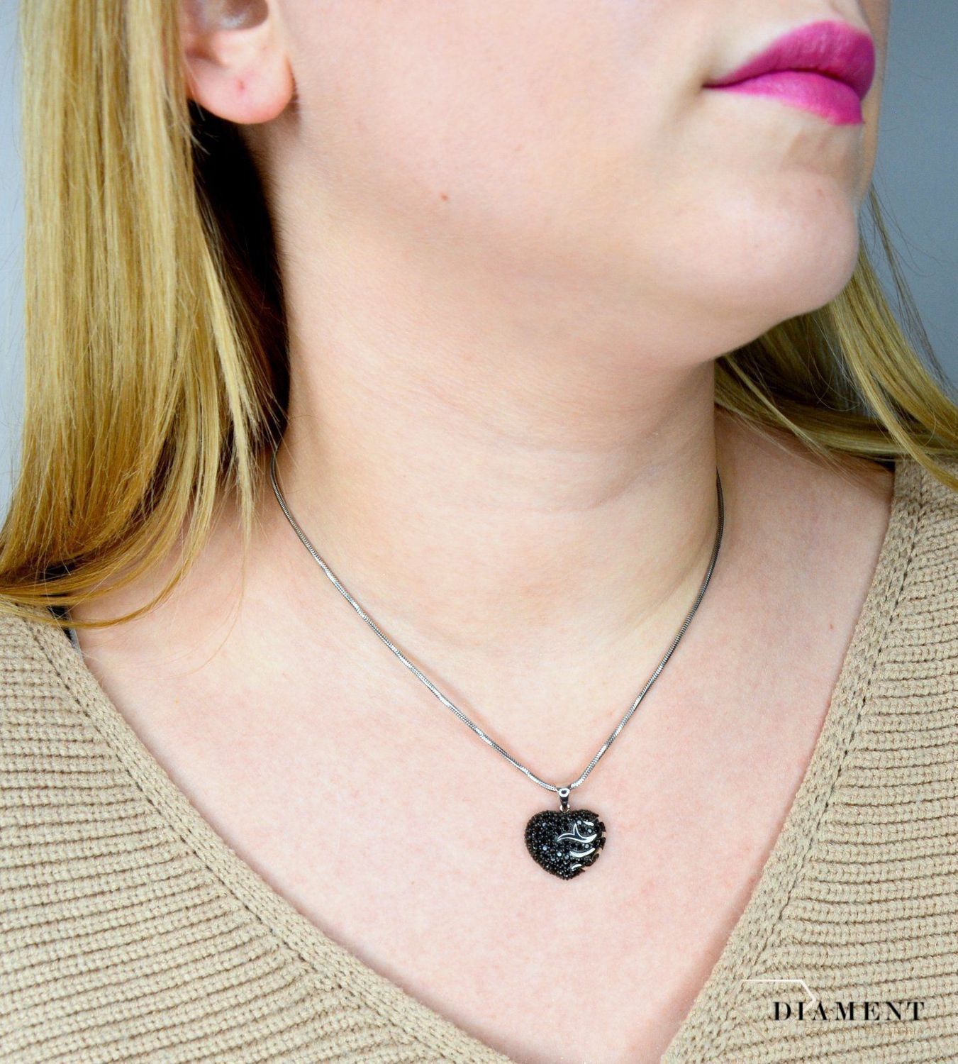 Srebrna zawieszka 925 czarne serce z ozdobnym wzorem AP012-2620. Srebrna zawieszka w kształcie serca ozdobiona czarną cyrkonią.jpg