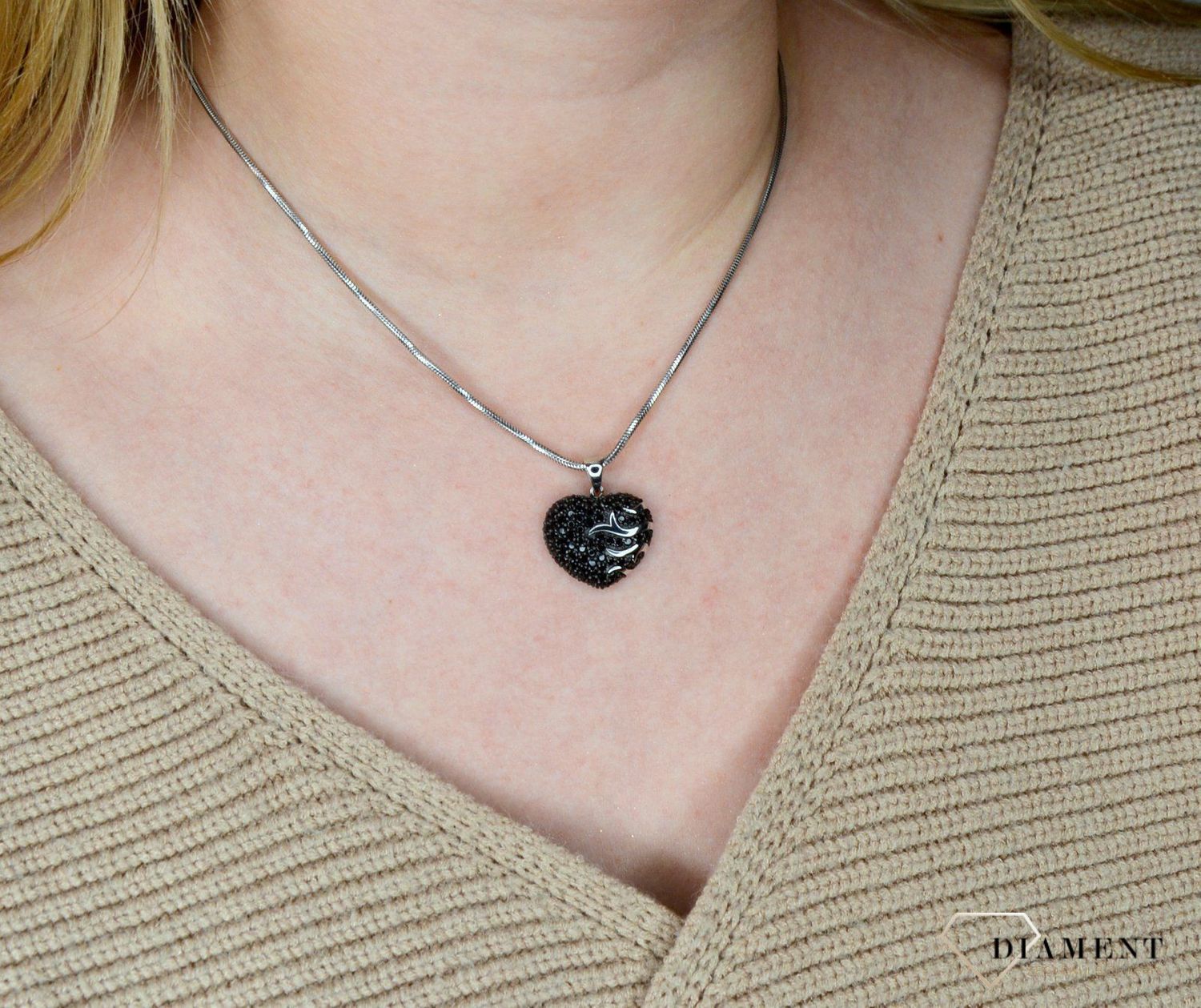 Srebrna zawieszka 925 czarne serce z ozdobnym wzorem AP012-2620. Srebrna zawieszka w kształcie serca ozdobiona czarną cyrkonią.jpg