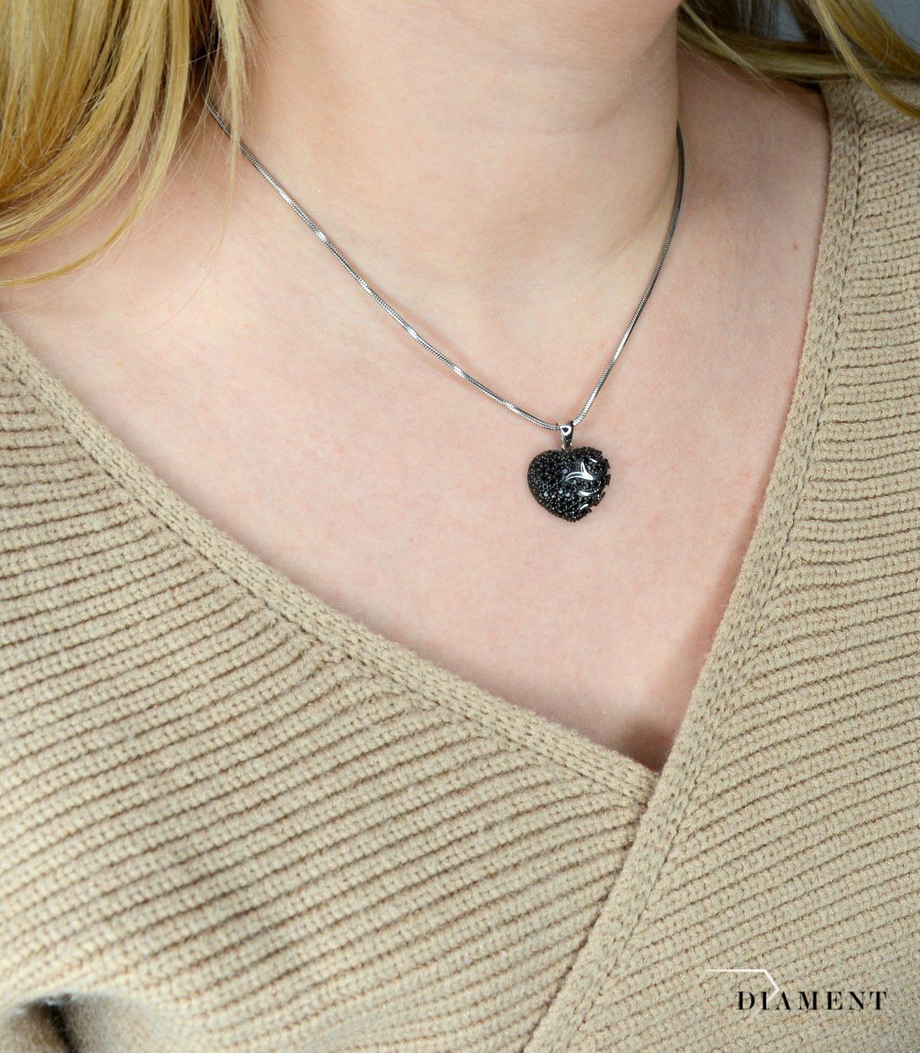 Srebrna zawieszka 925 czarne serce z ozdobnym wzorem AP012-2620. Srebrna zawieszka w kształcie serca ozdobiona czarną cyrkonią.jpg