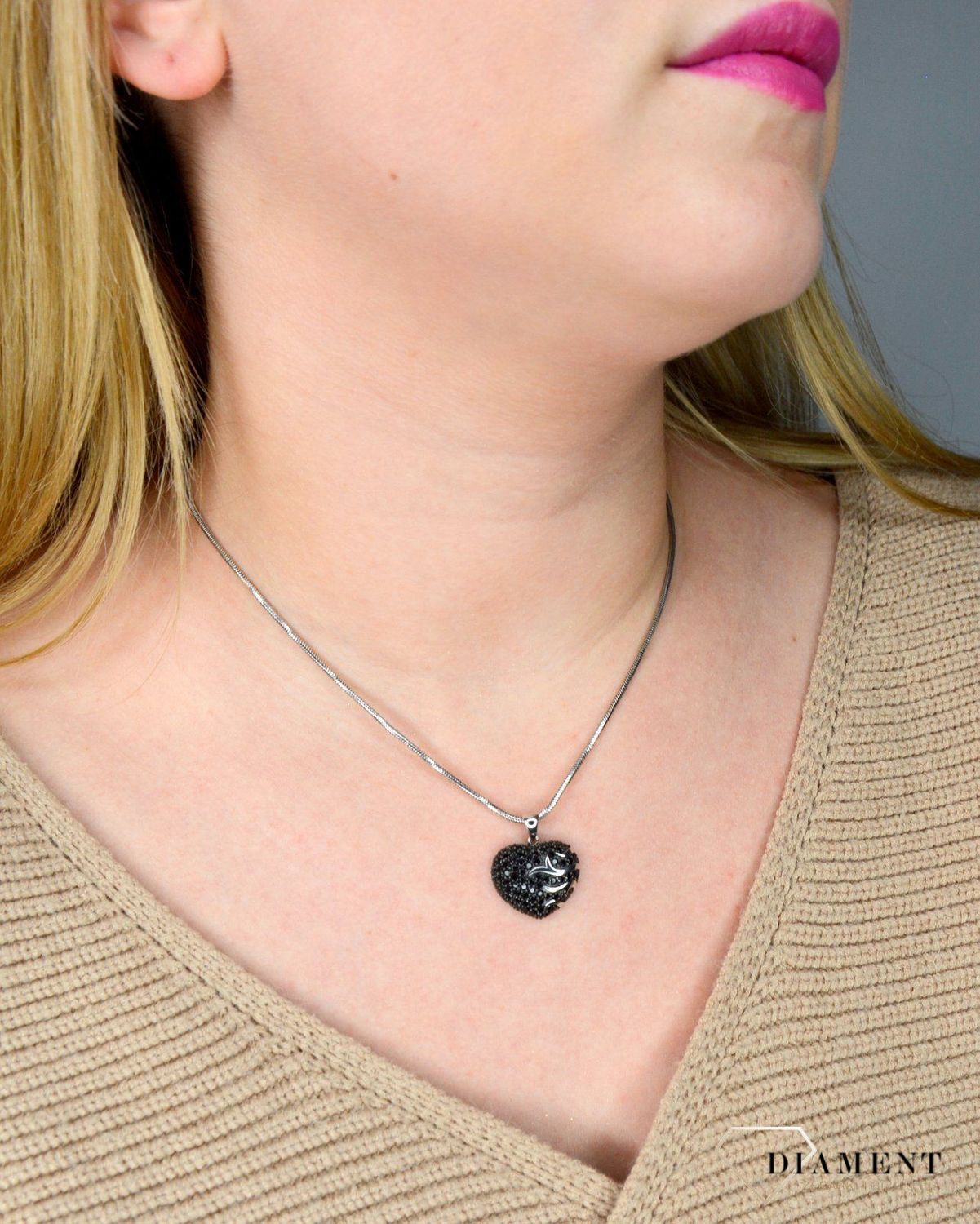 Srebrna zawieszka 925 czarne serce z ozdobnym wzorem AP012-2620. Srebrna zawieszka w kształcie serca ozdobiona czarną cyrkonią.jpg