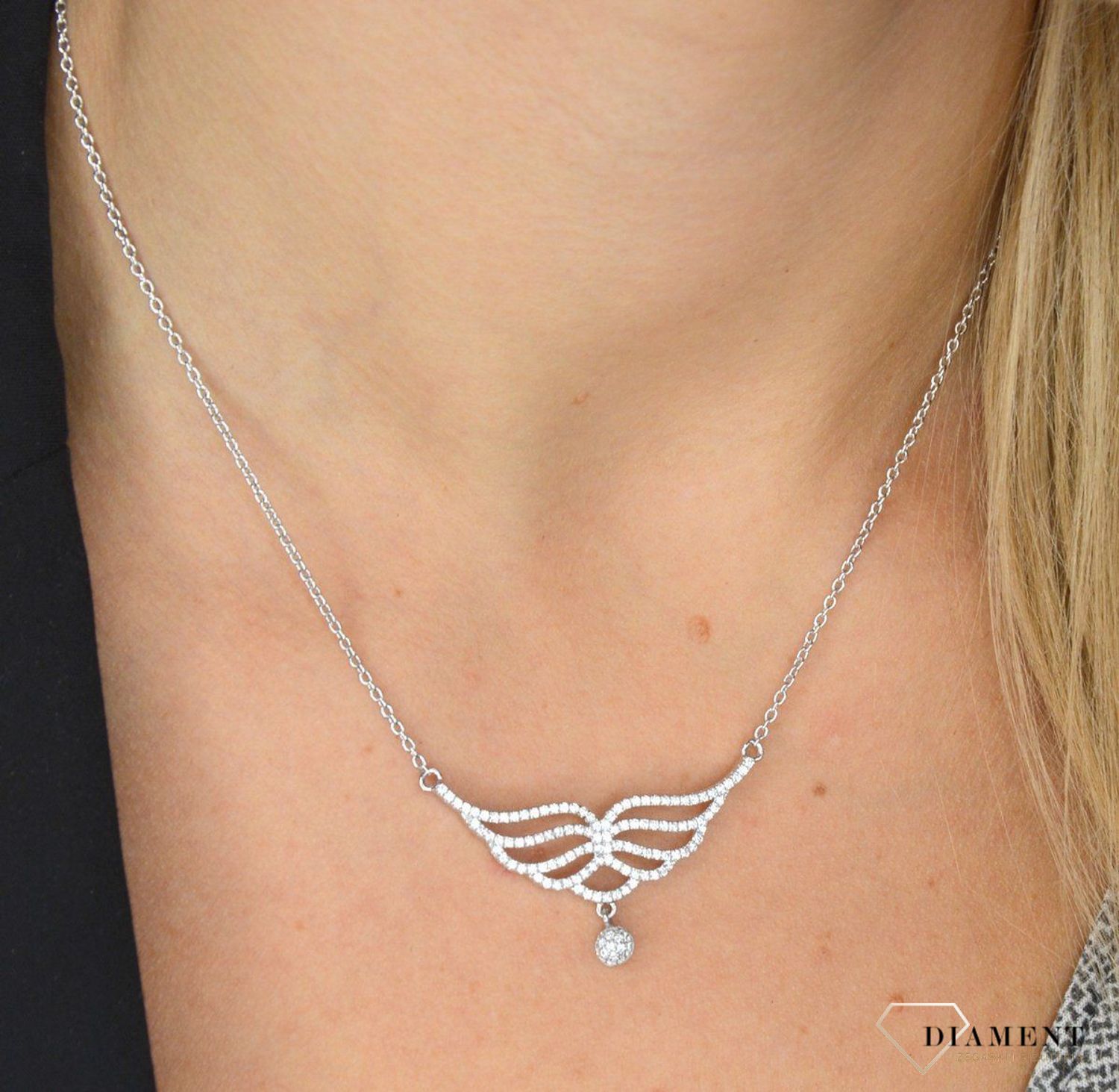 Srebrny naszyjnik Apart skrzydła z ozdobnym motywem w cyrkoniach AP012-2668.jpg