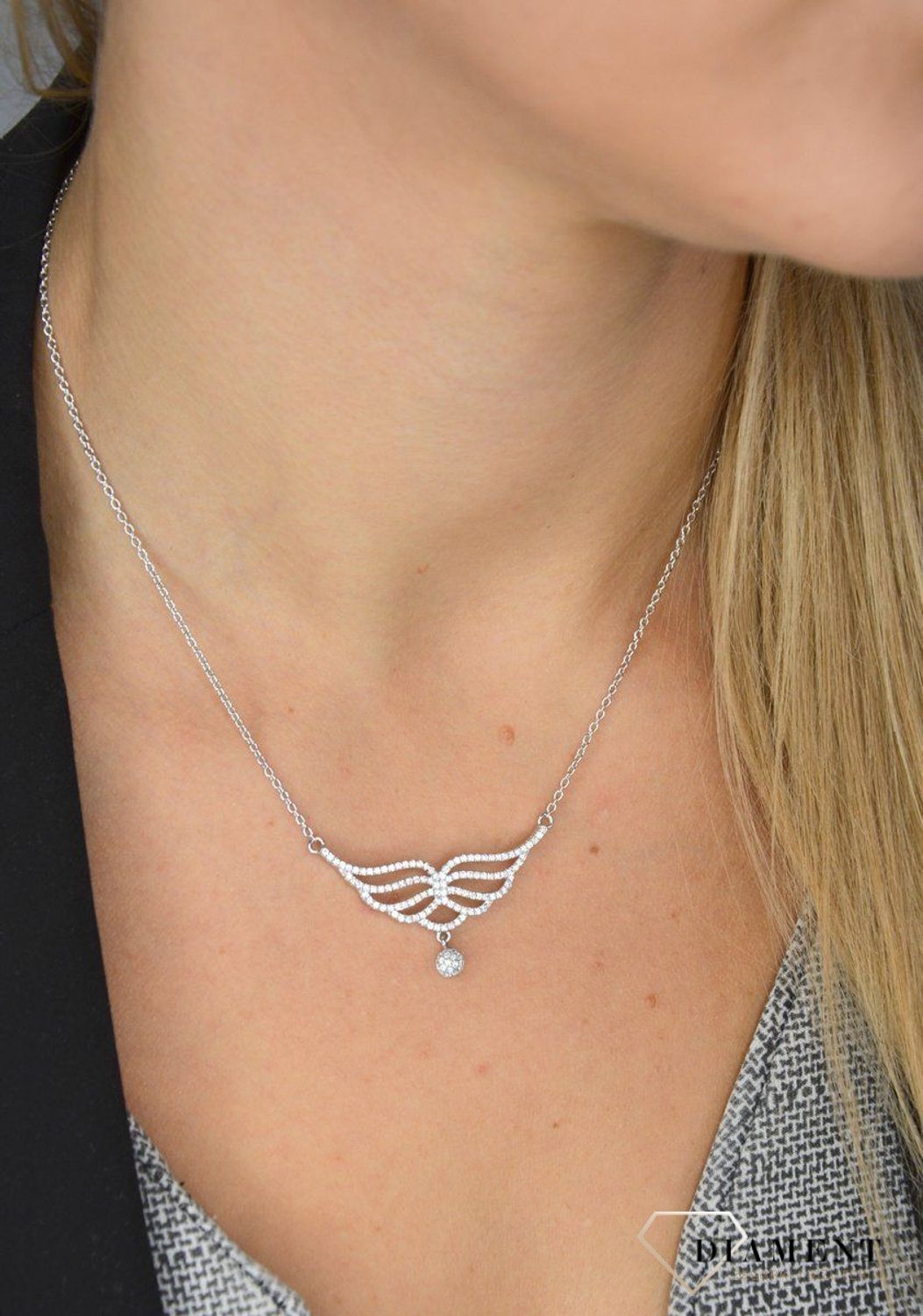 Srebrny naszyjnik Apart skrzydła z ozdobnym motywem w cyrkoniach AP012-2668.jpg