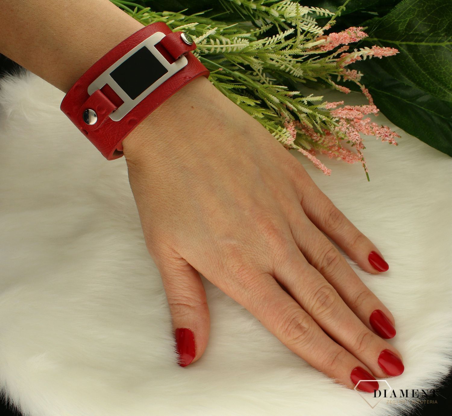 Bransoletka damska skórzana czerwona 'Czarna blaszka' AP012-2769Skóra.  Zapięcie bransoletki odbywa się poprzez wciśnięcie dwóch elementów z dziurki paska . Prezentuje się bardzo elegancko, może być dopełnieniem codziennej l.jpg
