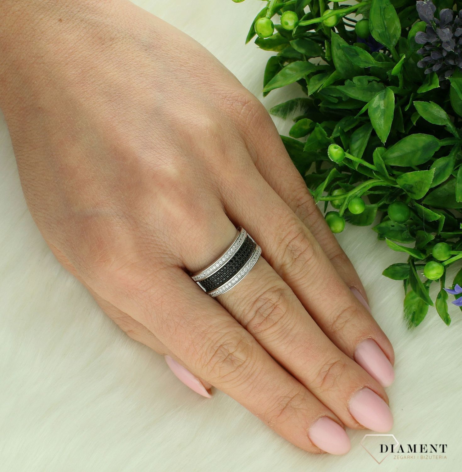 Srebrny pierścionek damski 925 z czarnymi cyrkoniami rozmiar 15 AP012-2936 (2).jpg