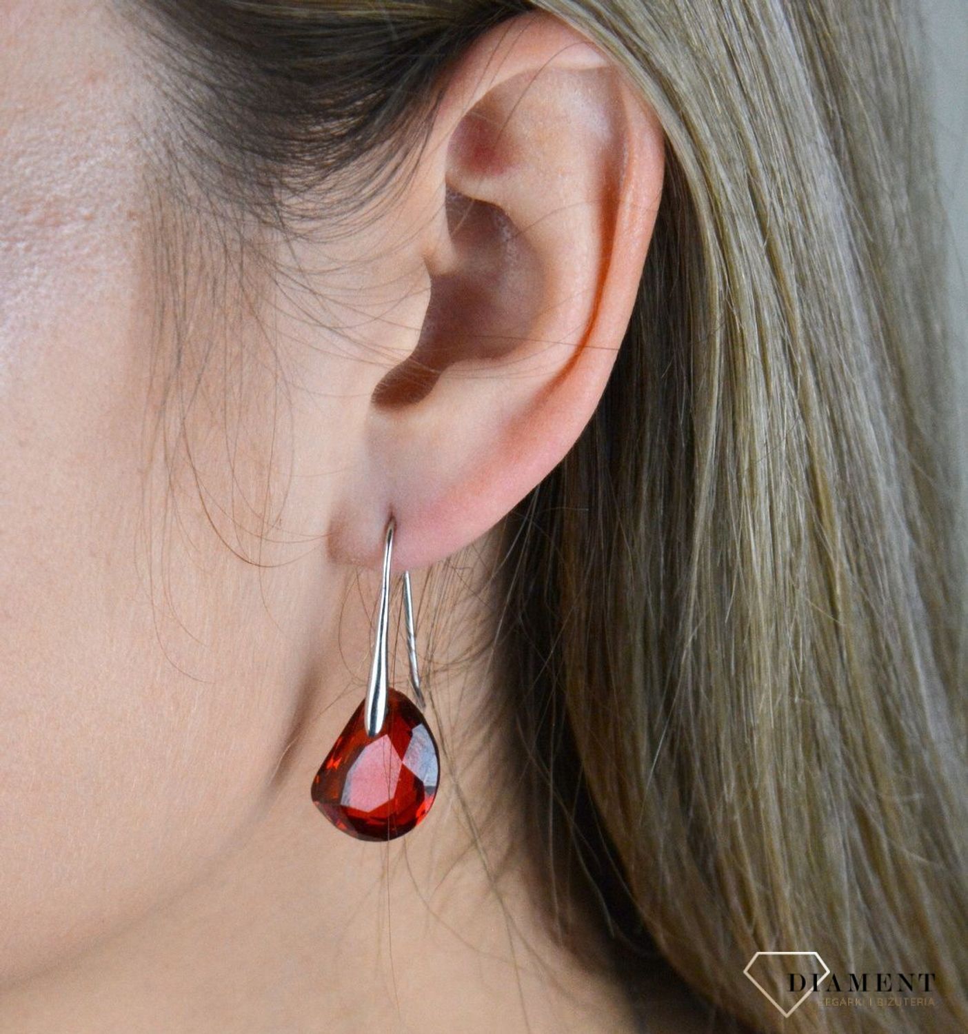 Kolczyki srebrne wiszące Czerwony kryształ 925 AP03-1067. Ekstrawaganckie kolczyki na prezent. Kolczyki z dużym kryształem. Nietypowa biżuteria. Eleganckie kolczyki. Czerwone kolczyki.jpg