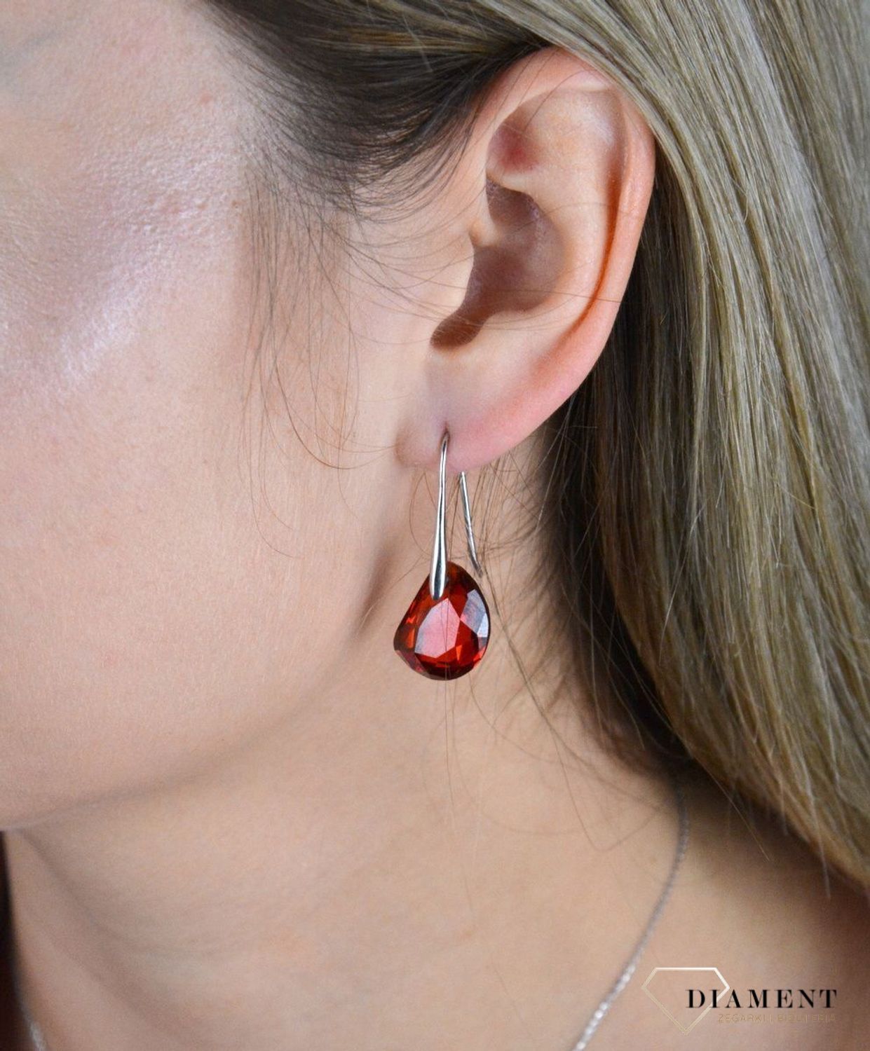Kolczyki srebrne wiszące Czerwony kryształ 925 AP03-1067. Ekstrawaganckie kolczyki na prezent. Kolczyki z dużym kryształem. Nietypowa biżuteria. Eleganckie kolczyki. Czerwone kolczyki.jpg