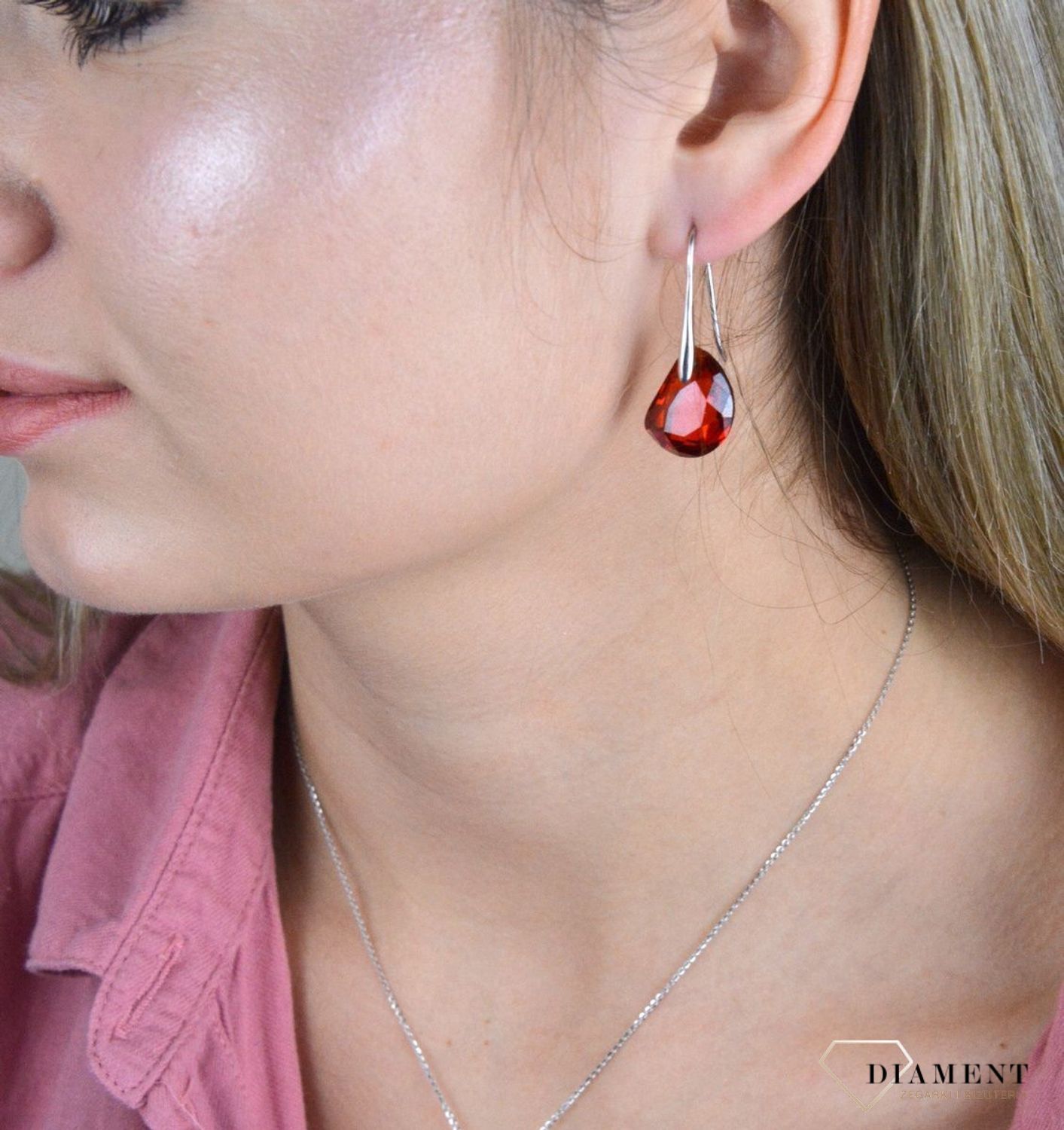 Kolczyki srebrne wiszące Czerwony kryształ 925 AP03-1067. Ekstrawaganckie kolczyki na prezent. Kolczyki z dużym kryształem. Nietypowa biżuteria. Eleganckie kolczyki. Czerwone kolczyki.jpg