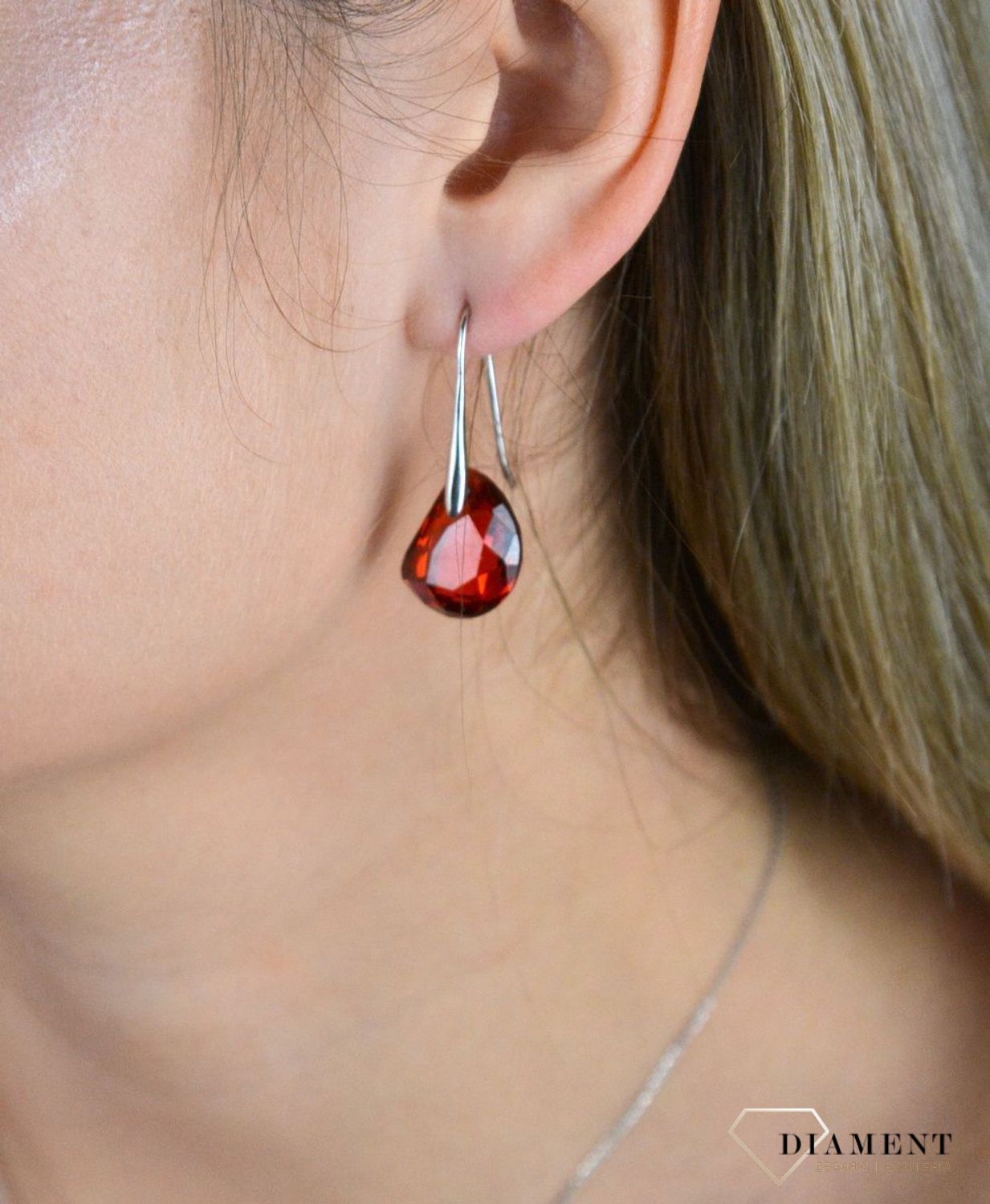Kolczyki srebrne wiszące Czerwony kryształ 925 AP03-1067. Ekstrawaganckie kolczyki na prezent. Kolczyki z dużym kryształem. Nietypowa biżuteria. Eleganckie kolczyki. Czerwone kolczyki.jpg