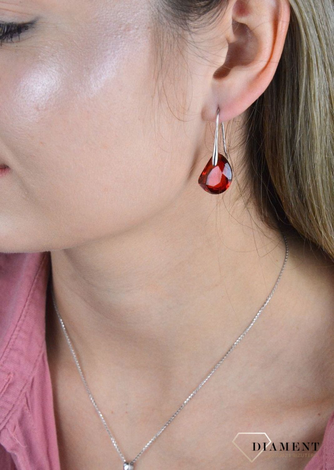 Kolczyki srebrne wiszące Czerwony kryształ 925 AP03-1067. Ekstrawaganckie kolczyki na prezent. Kolczyki z dużym kryształem. Nietypowa biżuteria. Eleganckie kolczyki. Czerwone kolczyki.jpg