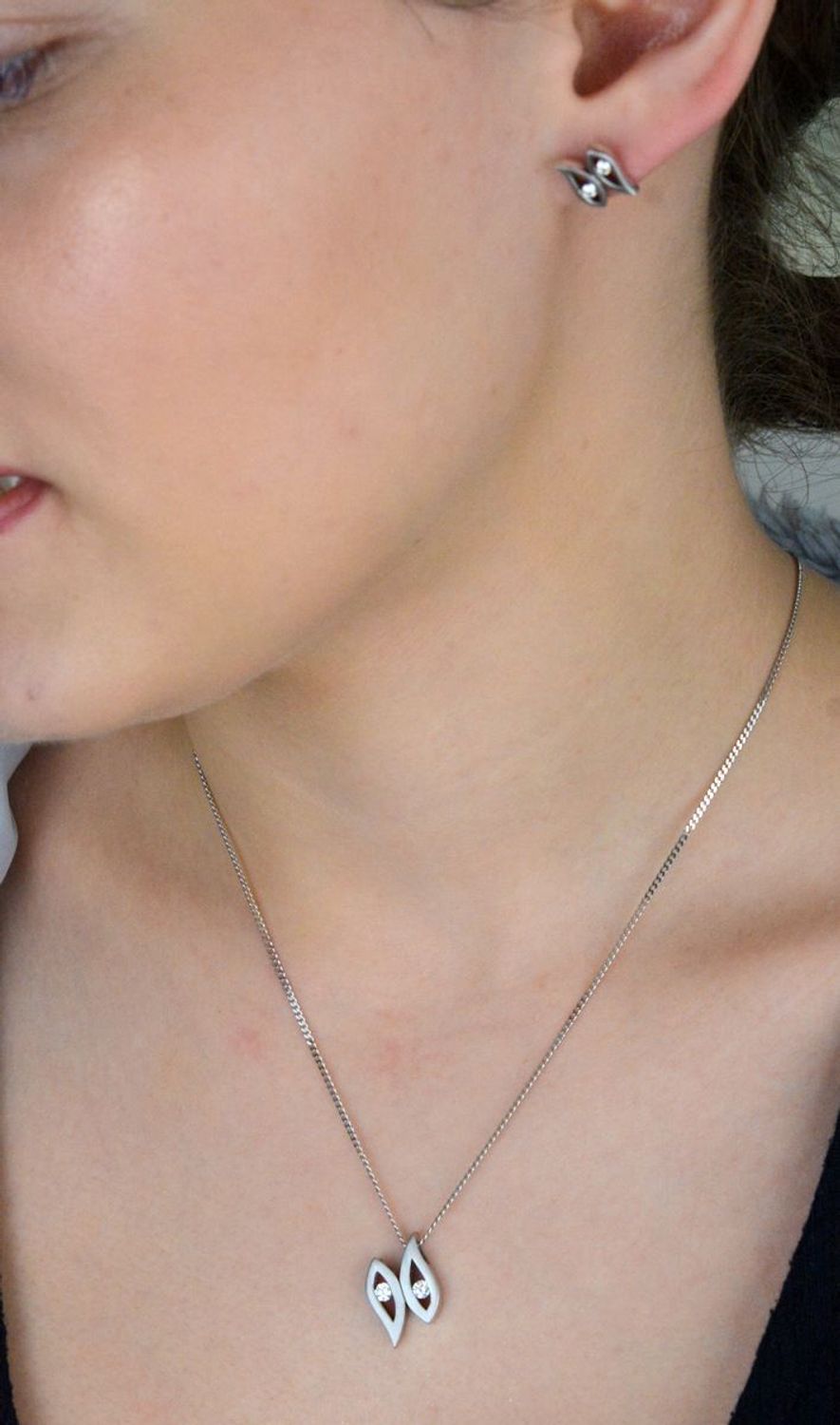 Zawieszka damska geometryczna AP04-2062 wykonana ze srebra próby 925, zdobiona dwiema cyrkoniami. Nowoczesna forma, waga 3,11 g, wymiary 1,3 × 1,5 cm. Stylowy dodatek i pomysł na prezent.1.jpg