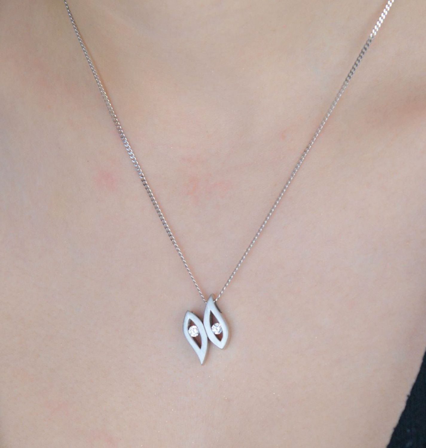 Zawieszka damska geometryczna AP04-2062 wykonana ze srebra próby 925, zdobiona dwiema cyrkoniami. Nowoczesna forma, waga 3,11 g, wymiary 1,3 × 1,5 cm. Stylowy dodatek i pomysł na prezent.1.jpg