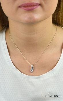 Srebrna zawieszka 925 'Nowoczesna elegancja' AP04-2065.  będzie doskonałym prezentem dla kobiety odważnej, gustującej w nietypowych dodatkach. Elegancka zawieszka o nietypowym kształcie (1).JPG