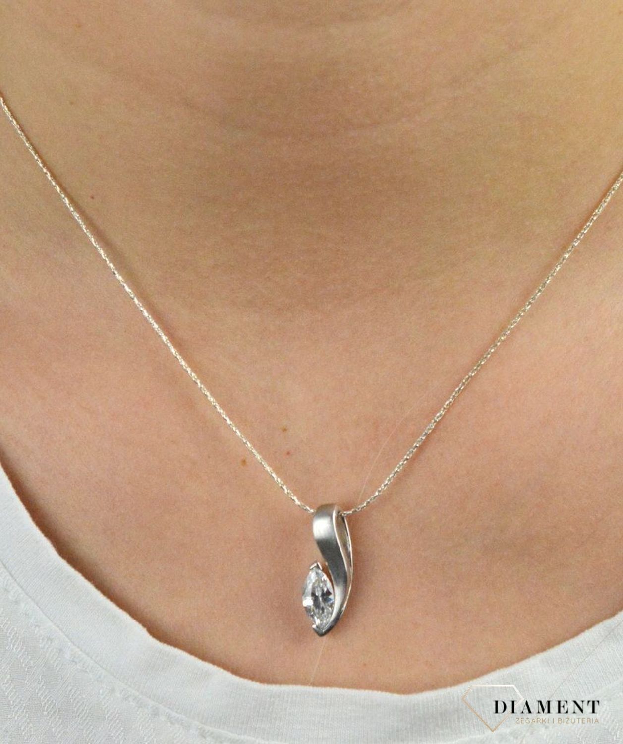 Srebrna zawieszka 925 'Nowoczesna elegancja' AP04-2065.jpg