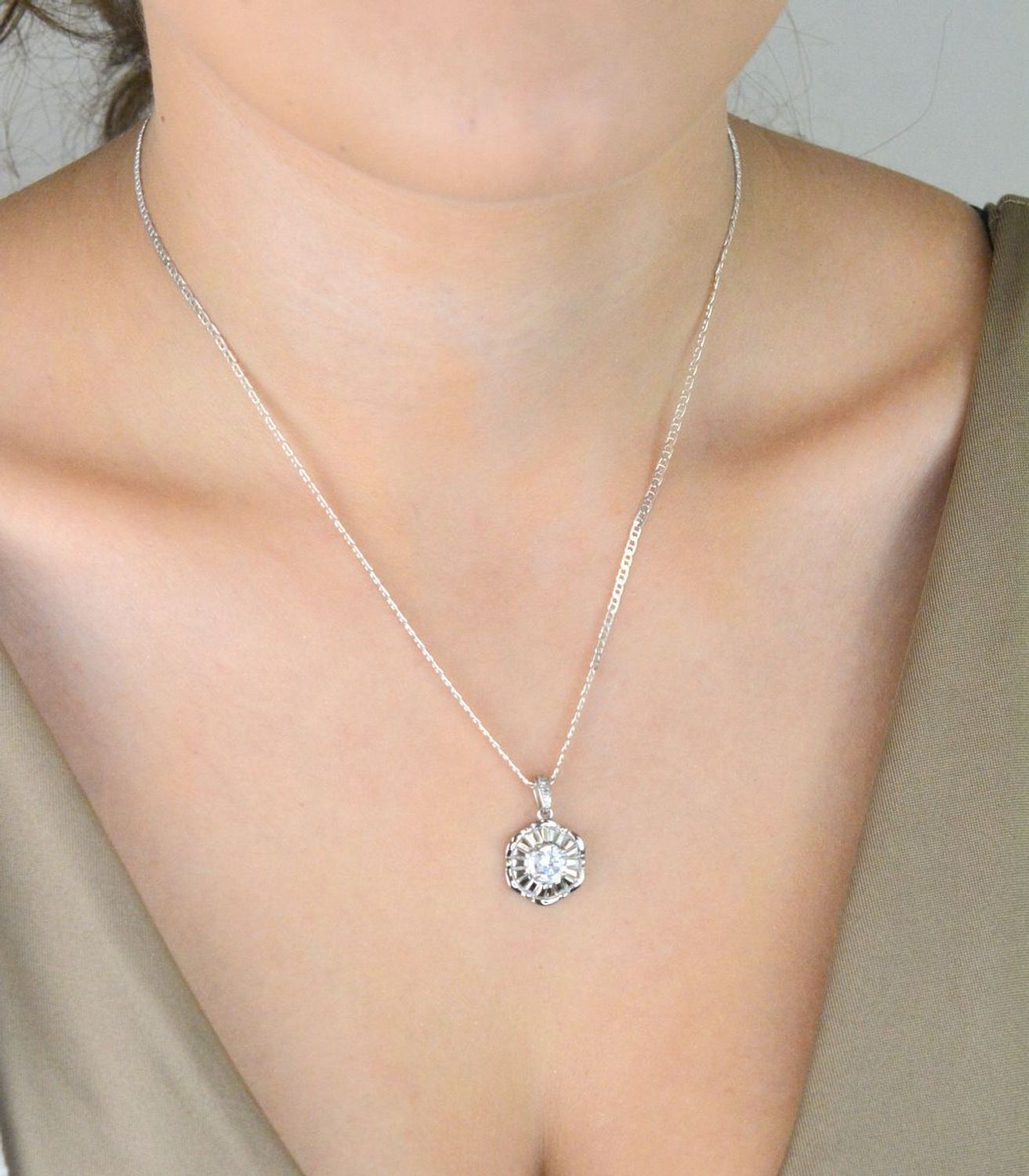 Srebrna zawieszka kwiatek z cyrkonią  Srebro 925, 1,5 cm.jpg