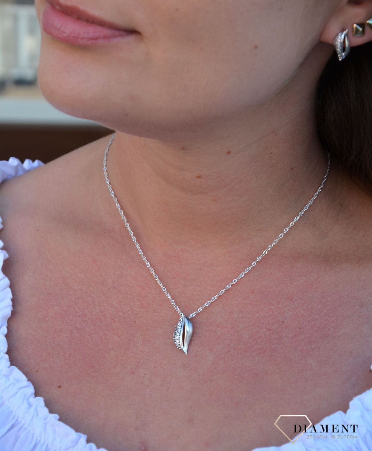 Srebrna zawieszka matowa z cyrkonią AP04-5203.jpg