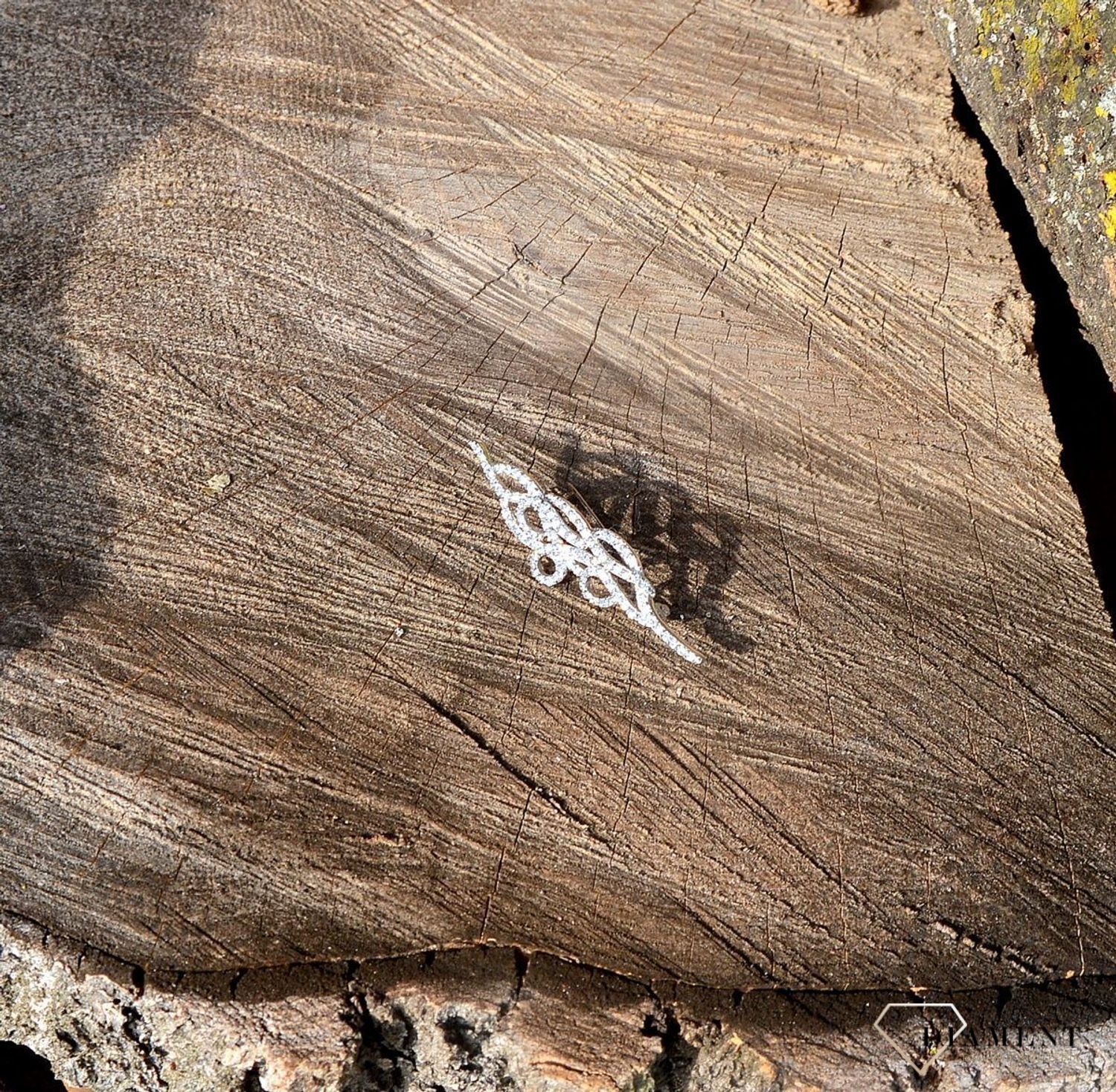 Srebrna broszka ozdobiona cyrkonią AP05-0435.jpg