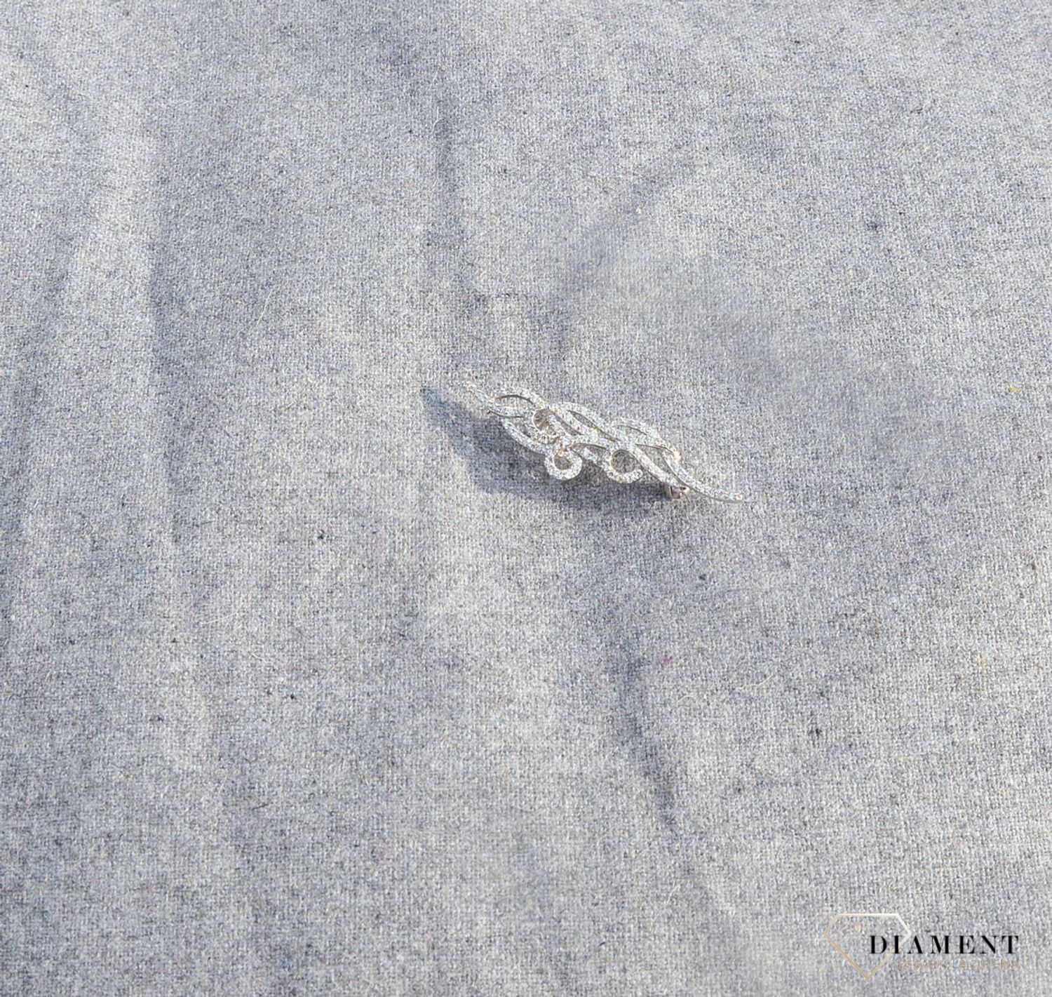 Srebrna broszka ozdobiona cyrkonią AP05-0435.jpg