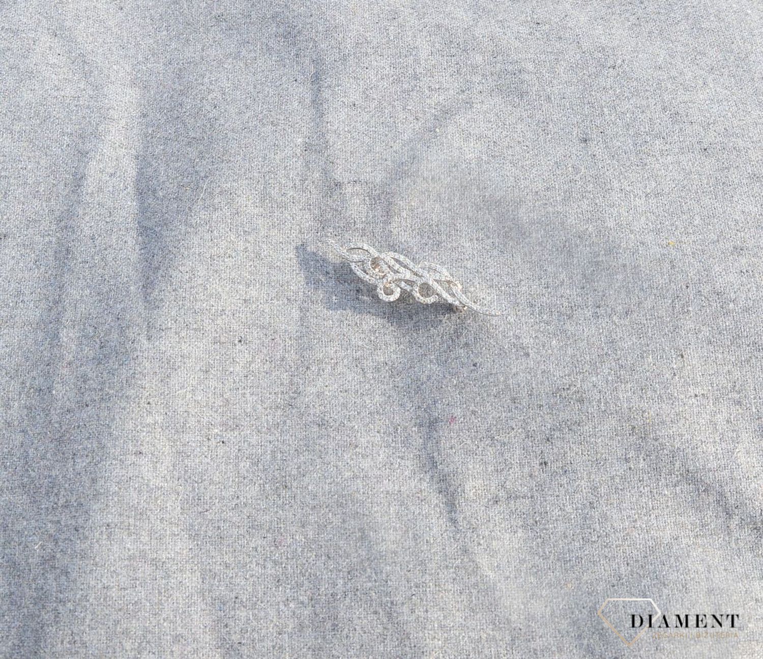 Srebrna broszka ozdobiona cyrkonią AP05-0435.jpg