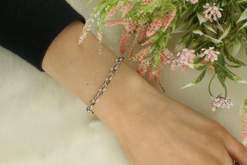 Elegancka bransoletka damska z owalnymi ogniwami ze srebra próby 925 o długości 17 cm, szerokości 4 mm i wadze 5,18 g. Subtelny dodatek do każdej stylizacji.2.jpg