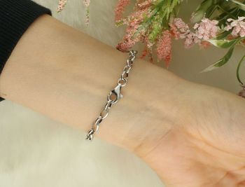 Elegancka bransoletka damska z owalnymi ogniwami ze srebra próby 925 o długości 17 cm, szerokości 4 mm i wadze 5,18 g. Subtelny dodatek do każdej stylizacji.3.jpg