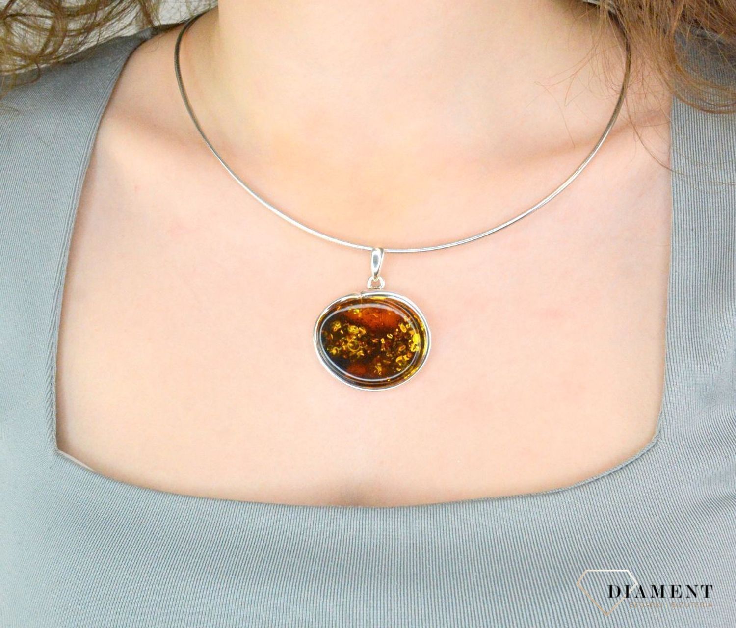 Srebrny sztywny naszyjnik damski 925 rozmiar 50 cm AP07-2432 Srebrny sztywny naszyjnik damski 925 rozmiar 50 cm. Naszyjnik wykonano z najwyższej jakości srebra, kruszcu od wielu setek lat kojarzonego z odwagą 1.jpg