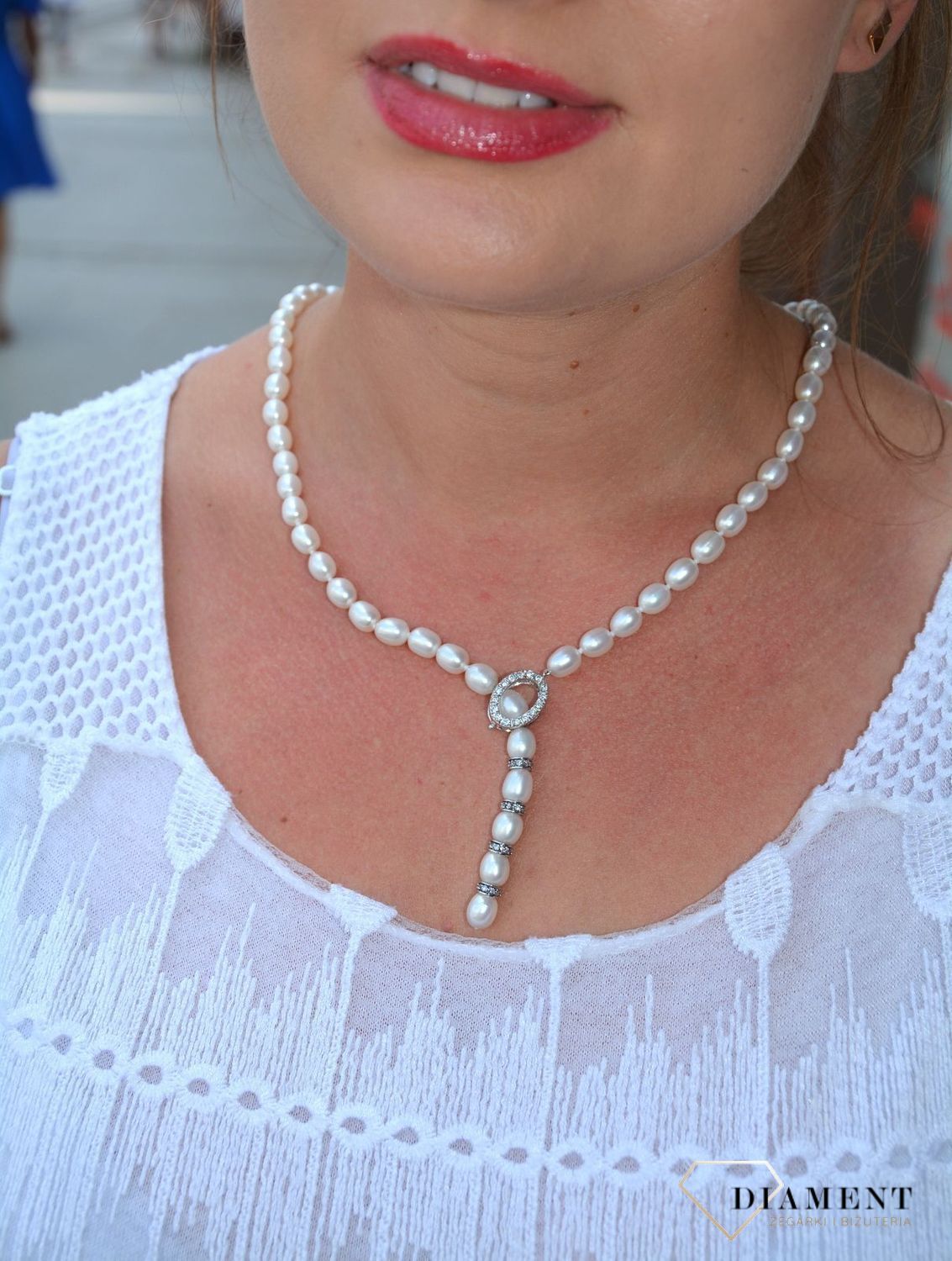 Naszyjnik z perłami w kolorze białym z błyszczącymi cyrkoniami AP07-2530. Naszyjnik z perłami w jasnej, białej kolorystyce..jpg
