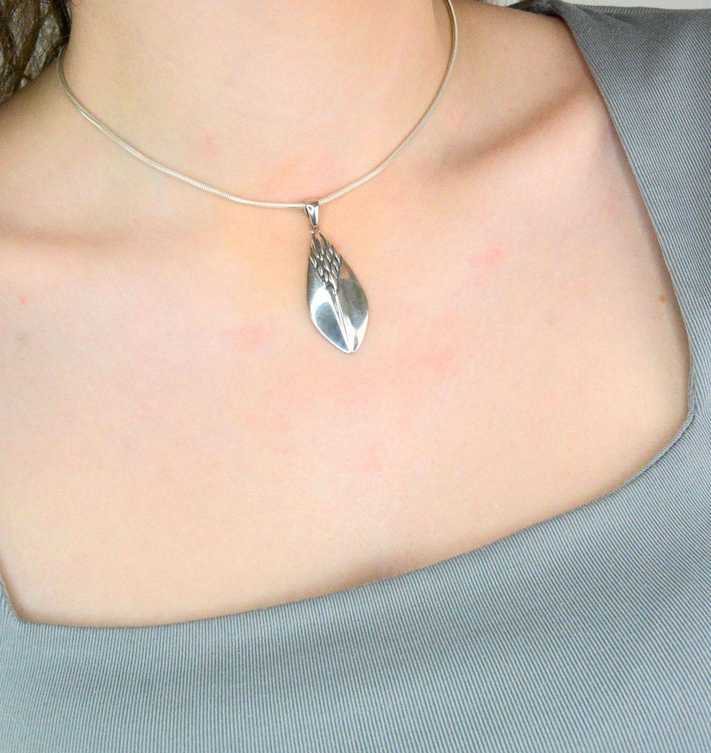 Srebrny naszyjnik damski ''Srebrna obroża damska'' Sztywna 50 cm Srebrny naszyjnik sztywny 50 cm. Naszyjnik wykonano z najwyższej jakości srebra, kruszcu od wielu setek lat kojarzonego z odwagą1.jpg