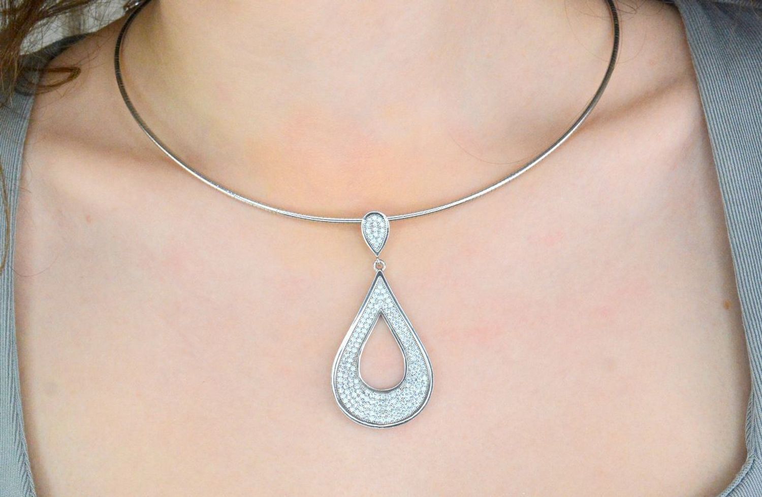 Srebrny naszyjnik damski ''Srebrna obroża damska'' Sztywna 50 cm Srebrny naszyjnik sztywny 50 cm. Naszyjnik wykonano z najwyższej jakości srebra, kruszcu od wielu setek lat kojarzonego z odwagą1.jpg