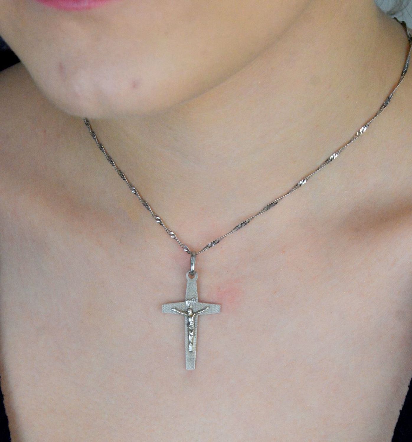 Srebrny krzyżyk z Jezusem – próba 925, 3 cm  Klasyczna biżuteria religijna AP16-0481.jpg