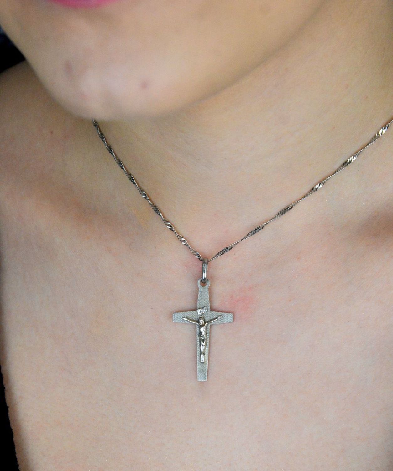 Srebrny krzyżyk z Jezusem – próba 925, 3 cm  Klasyczna biżuteria religijna AP16-0481.jpg