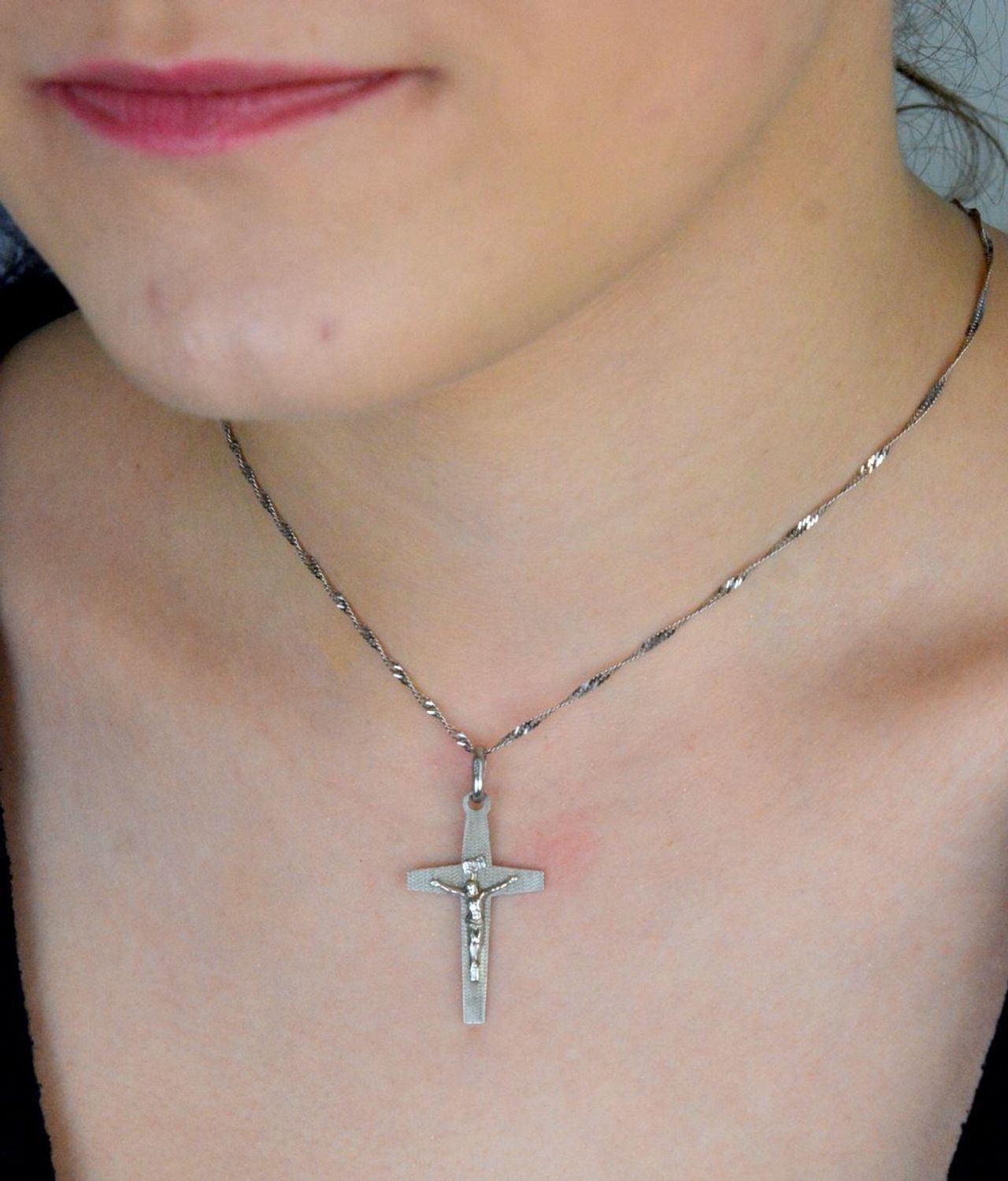 Srebrny krzyżyk z Jezusem – próba 925, 3 cm  Klasyczna biżuteria religijna AP16-0481.jpg