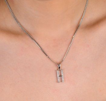 Zawieszka srebrna Literka H próba 925, zdobiona cyrkoniami AP17-0207 Nasz sklep internetowy ze złotą i srebrną biżuterią Diament jest autoryzowanym dystrybutorem marki. Cała kolekcja złotej i srebrnej biżute (3).JPG