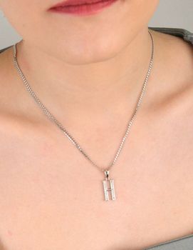 Zawieszka srebrna Literka H próba 925, zdobiona cyrkoniami AP17-0207 Nasz sklep internetowy ze złotą i srebrną biżuterią Diament jest autoryzowanym dystrybutorem marki. Cała kolekcja złotej i srebrnej biżute (4).JPG