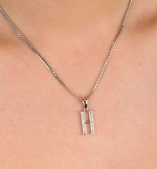 Zawieszka srebrna Literka H próba 925, zdobiona cyrkoniami AP17-0207 Nasz sklep internetowy ze złotą i srebrną biżuterią Diament jest autoryzowanym dystrybutorem marki. Cała kolekcja złotej i srebrnej biżute (5).JPG